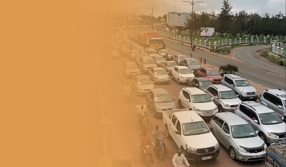 Circulation automobile sur un pont à Bamako